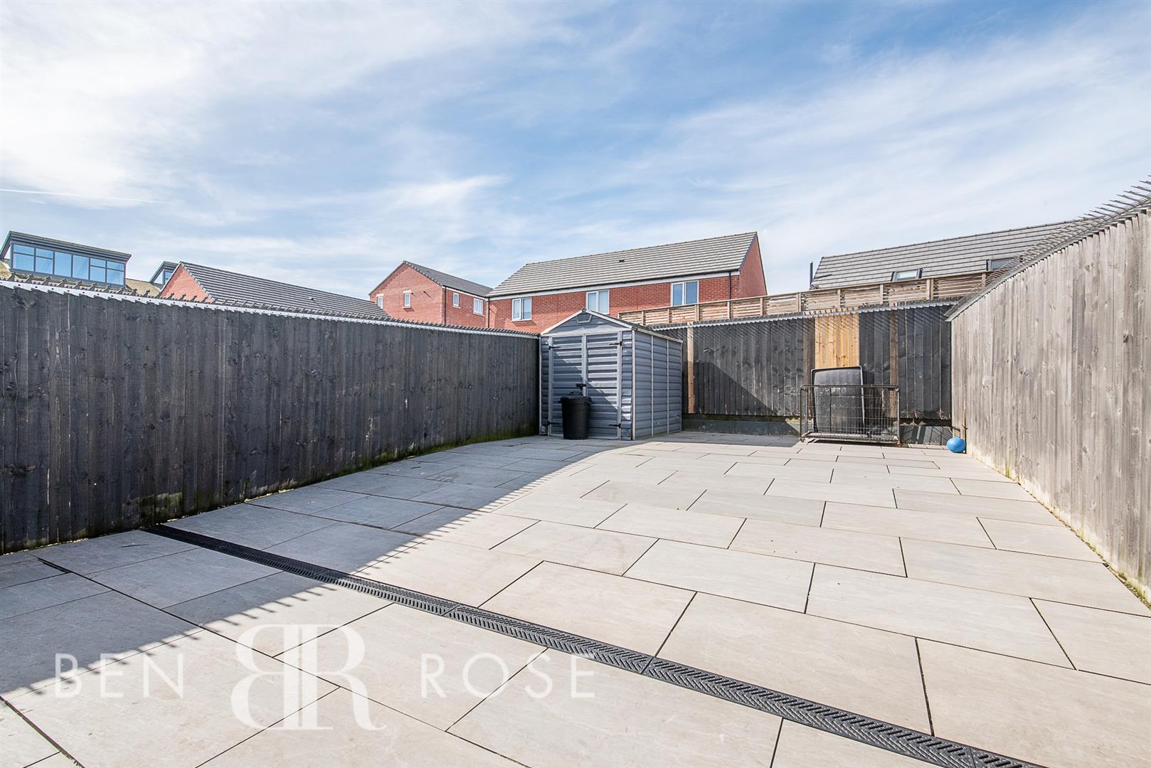 3 bed property in Fylde Crescent, Hesketh Bank